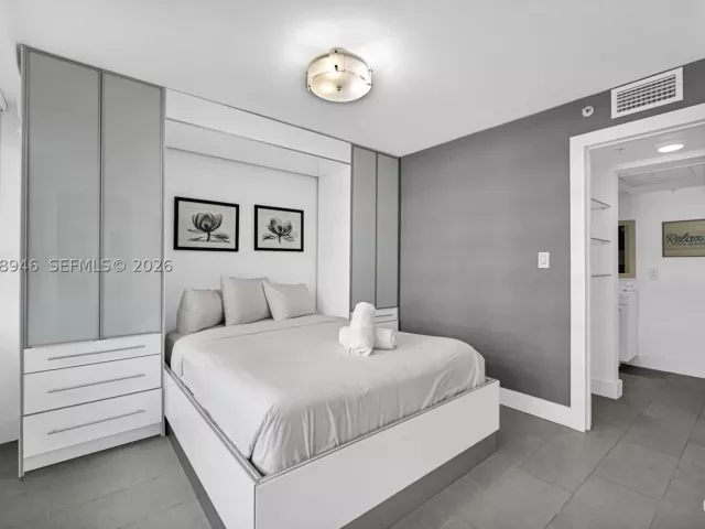 2-bedroom condo for sale in Miami Beach - 5225 Collins Ave 714 - MondialRealty