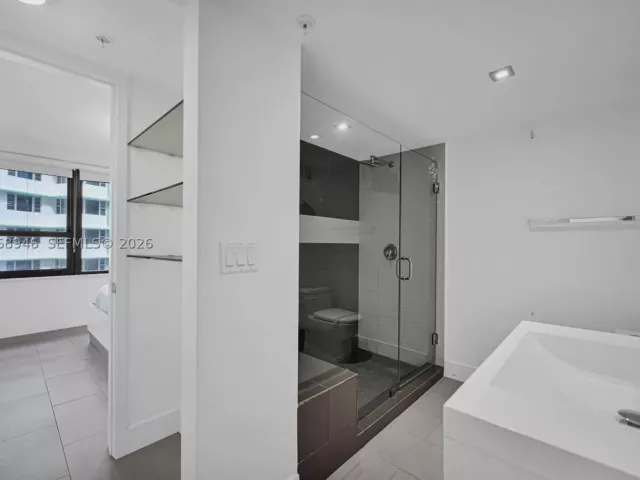 2-bedroom condo for sale in Miami Beach - 5225 Collins Ave 714 - MondialRealty