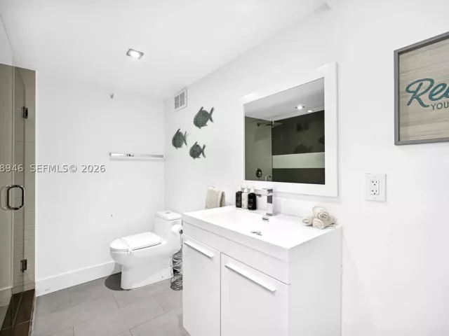 2-bedroom condo for sale in Miami Beach - 5225 Collins Ave 714 - MondialRealty