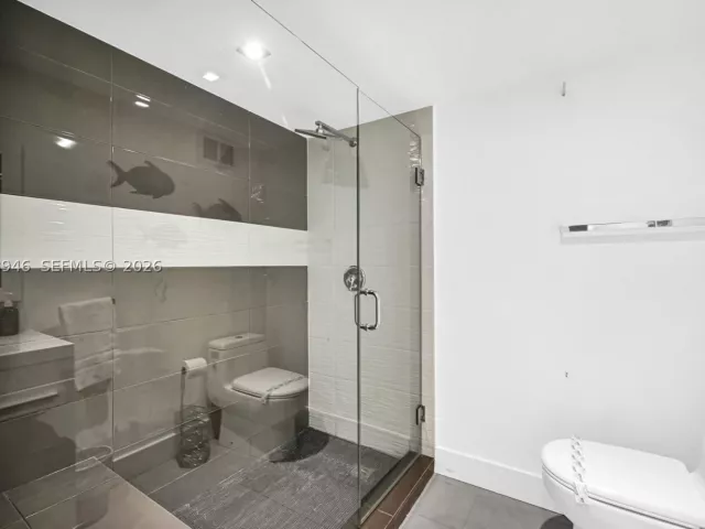 2-bedroom condo for sale in Miami Beach - 5225 Collins Ave 714 - MondialRealty