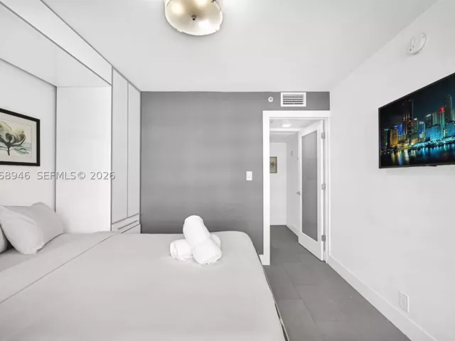2-bedroom condo for sale in Miami Beach - 5225 Collins Ave 714 - MondialRealty