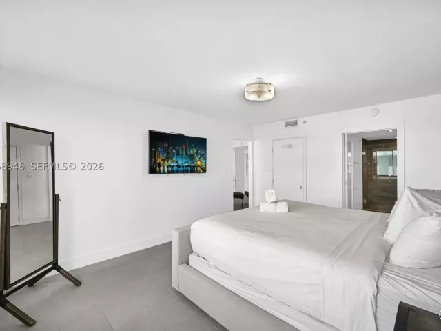 2-bedroom condo for sale in Miami Beach - 5225 Collins Ave 714 - MondialRealty