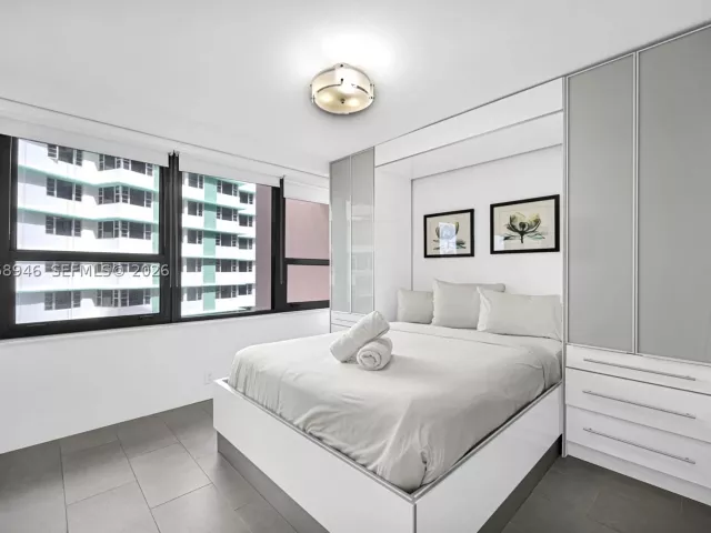 2-bedroom condo for sale in Miami Beach - 5225 Collins Ave 714 - MondialRealty