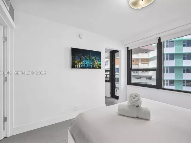 2-bedroom condo for sale in Miami Beach - 5225 Collins Ave 714 - MondialRealty