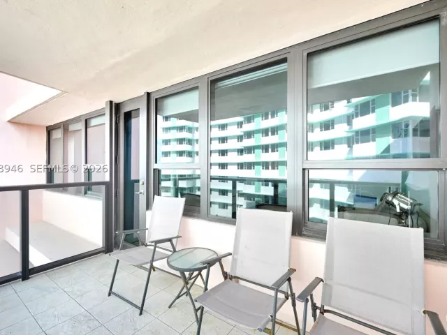 2-bedroom condo for sale in Miami Beach - 5225 Collins Ave 714 - MondialRealty