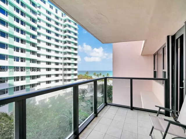2-bedroom condo for sale in Miami Beach - 5225 Collins Ave 714 - MondialRealty