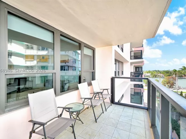 2-bedroom condo for sale in Miami Beach - 5225 Collins Ave 714 - MondialRealty