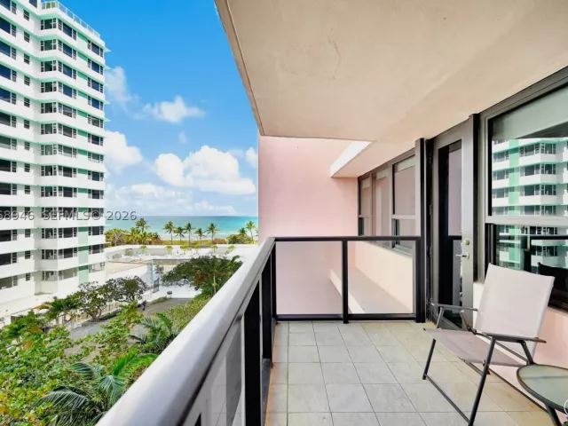 2-bedroom condo for sale in Miami Beach - 5225 Collins Ave 714 - MondialRealty