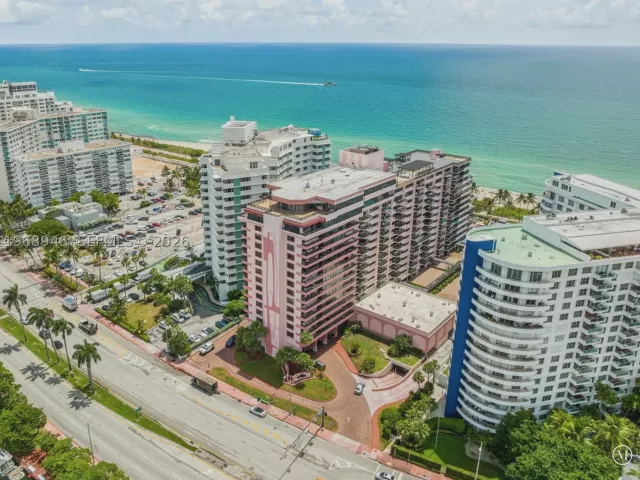 2-bedroom condo for sale in Miami Beach - 5225 Collins Ave 714 - MondialRealty
