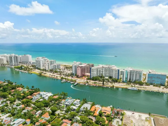 2-bedroom condo for sale in Miami Beach - 5225 Collins Ave 714 - MondialRealty