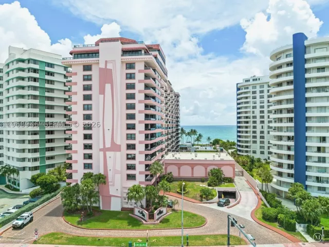2-bedroom condo for sale in Miami Beach - 5225 Collins Ave 714 - MondialRealty