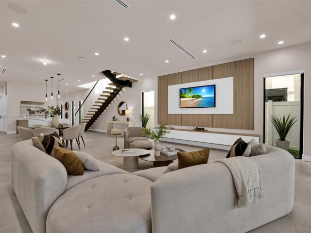 Home for rent at 920 NE 17th Ave B - photo 7483738