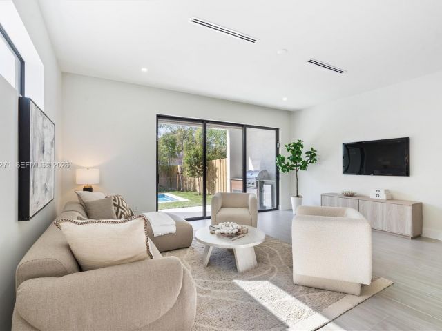 4-bedroom home for sale in Fort Lauderdale - 912 SE 13th St - MondialRealty