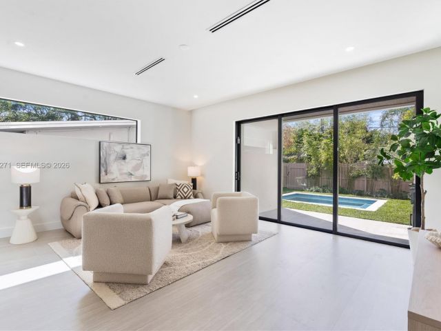 4-bedroom home for sale in Fort Lauderdale - 912 SE 13th St - MondialRealty