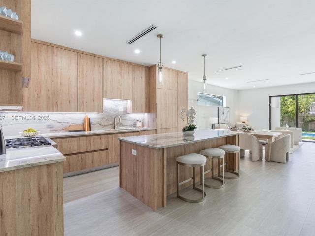 4-bedroom home for sale in Fort Lauderdale - 912 SE 13th St - MondialRealty