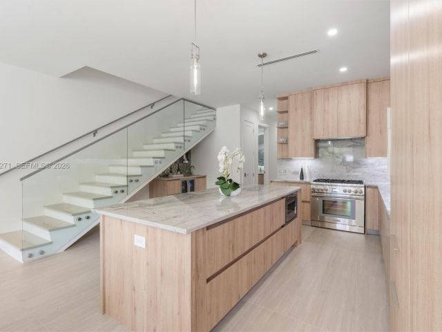 4-bedroom home for sale in Fort Lauderdale - 912 SE 13th St - MondialRealty