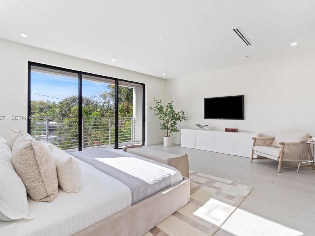 4-bedroom home for sale in Fort Lauderdale - 912 SE 13th St - MondialRealty