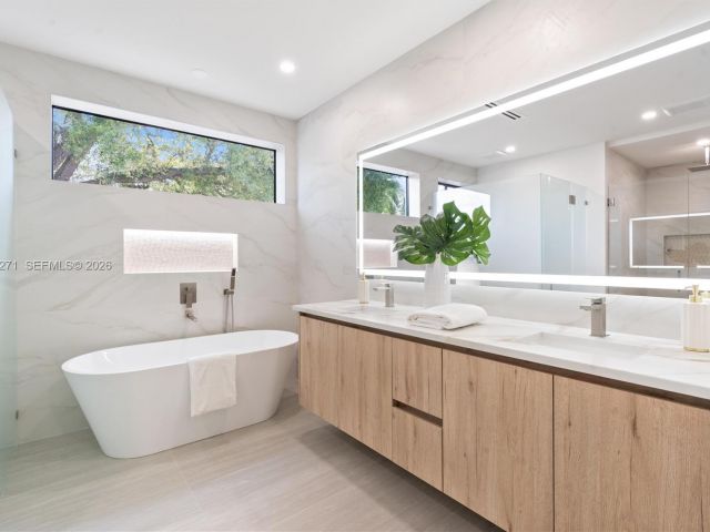 4-bedroom home for sale in Fort Lauderdale - 912 SE 13th St - MondialRealty