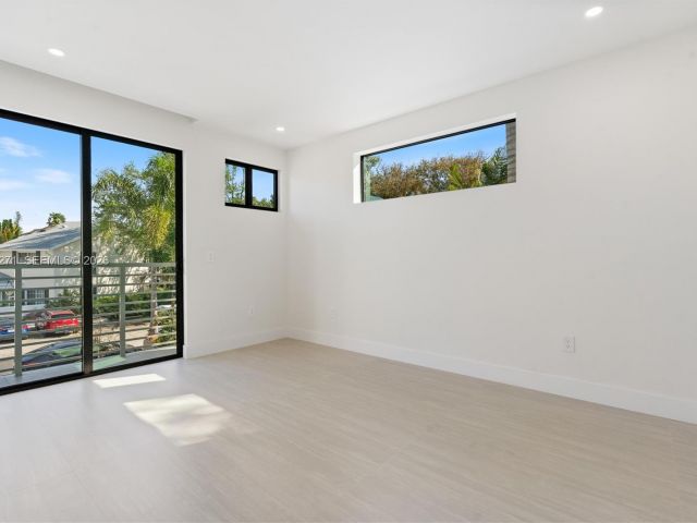 4-bedroom home for sale in Fort Lauderdale - 912 SE 13th St - MondialRealty