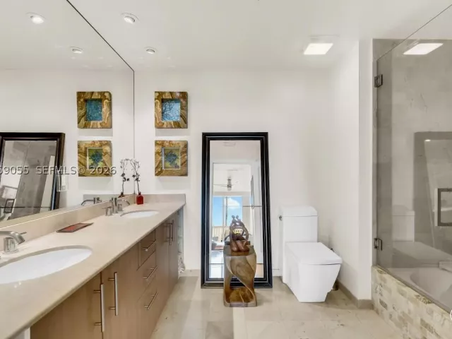 2-bedroom condo for rent in Bal Harbour - 10275 Collins Ave 102 - MondialRealty