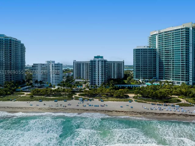 2-bedroom condo for rent in Bal Harbour - 10275 Collins Ave 102 - MondialRealty