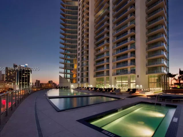 2-bedroom condo for sale in Miami - 92 SW 3rd St 3804 - MondialRealty