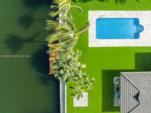 5-bedroom home for sale in Hallandale Beach - 430 Tamarind Dr - MondialRealty