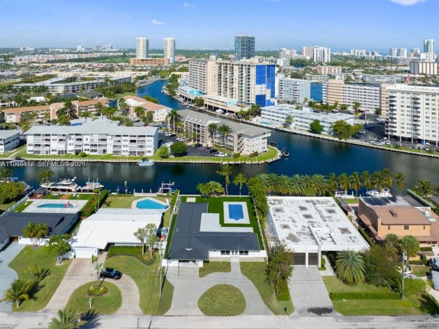 5-bedroom home for sale in Hallandale Beach - 430 Tamarind Dr - MondialRealty
