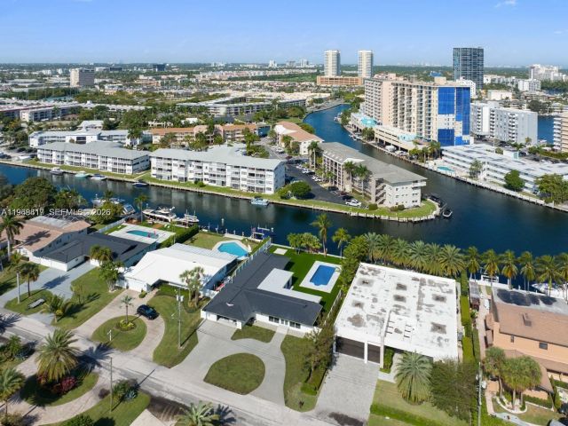 5-bedroom home for sale in Hallandale Beach - 430 Tamarind Dr - MondialRealty
