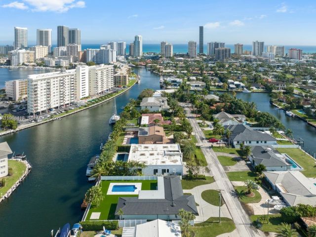 5-bedroom home for sale in Hallandale Beach - 430 Tamarind Dr - MondialRealty