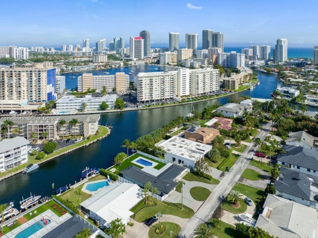 5-bedroom home for sale in Hallandale Beach - 430 Tamarind Dr - MondialRealty