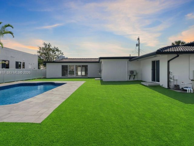 5-bedroom home for sale in Hallandale Beach - 430 Tamarind Dr - MondialRealty