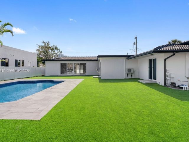 5-bedroom home for sale in Hallandale Beach - 430 Tamarind Dr - MondialRealty