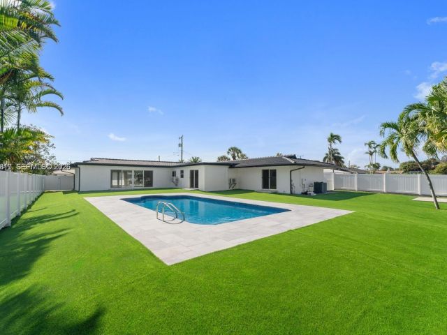 5-bedroom home for sale in Hallandale Beach - 430 Tamarind Dr - MondialRealty