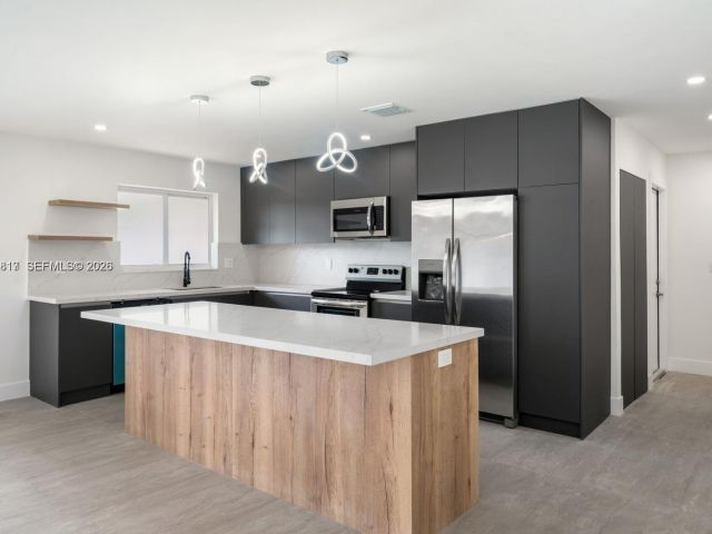 5-bedroom home for sale in Hallandale Beach - 430 Tamarind Dr - MondialRealty