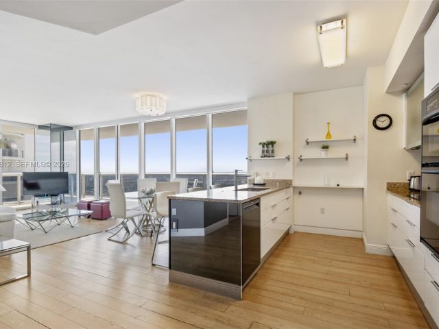 Apartment for rent  Unit #3906 - photo 7499812