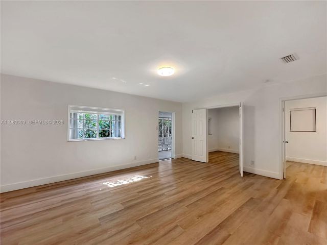 Home for rent at 969 Bay Dr 5 - photo 7469518