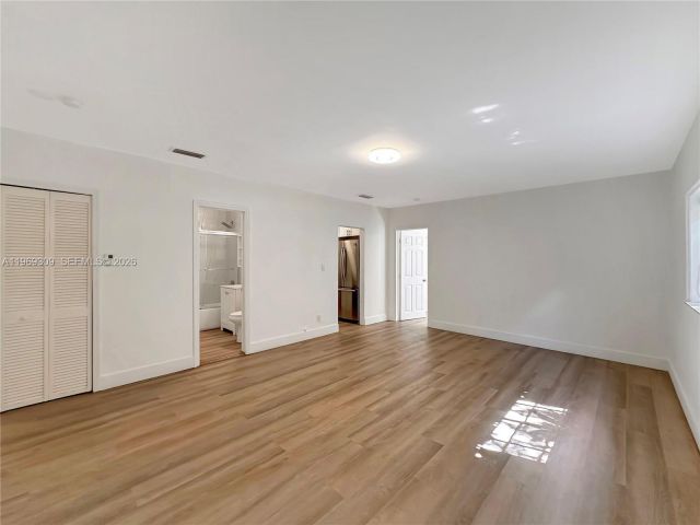 Home for rent at 969 Bay Dr 5 - photo 7469520