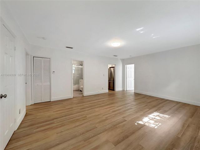 Home for rent at 969 Bay Dr 5 - photo 7469521