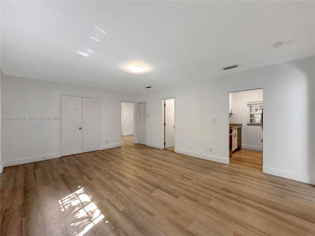 Home for rent at 969 Bay Dr 5 - photo 7469522