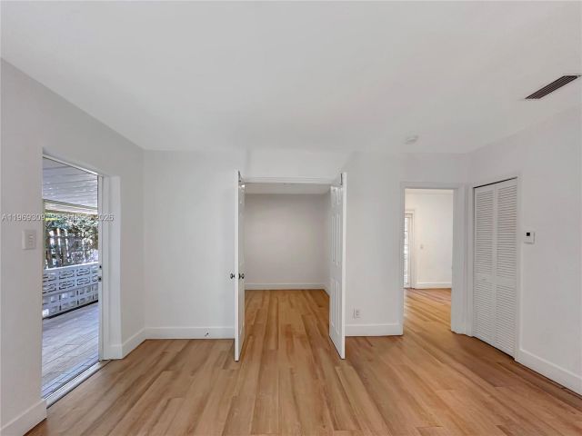 Home for rent at 969 Bay Dr 5 - photo 7469523