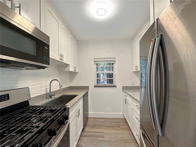 Home for rent at 969 Bay Dr 5 - photo 7469524