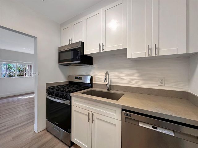 Home for rent at 969 Bay Dr 5 - photo 7469525