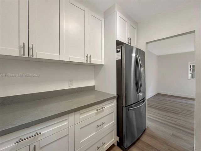 Home for rent at 969 Bay Dr 5 - photo 7469526