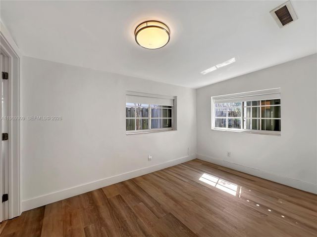 Home for rent at 969 Bay Dr 5 - photo 7469527