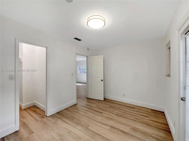 Home for rent at 969 Bay Dr 5 - photo 7469530