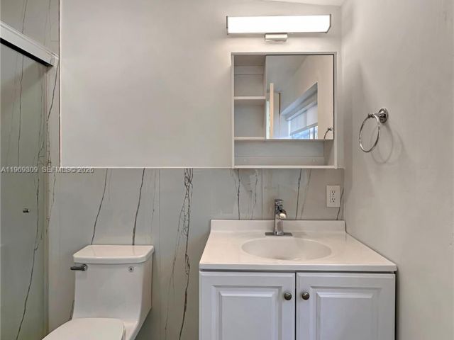 Home for rent at 969 Bay Dr 5 - photo 7469532