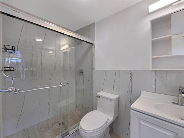 Home for rent at 969 Bay Dr 5 - photo 7469533