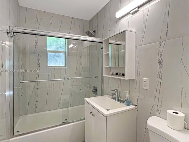 Home for rent at 969 Bay Dr 5 - photo 7469534