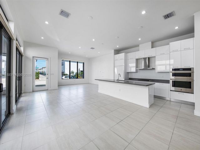 Home for rent at 8120 NW 43rd St 8120 - photo 7486381